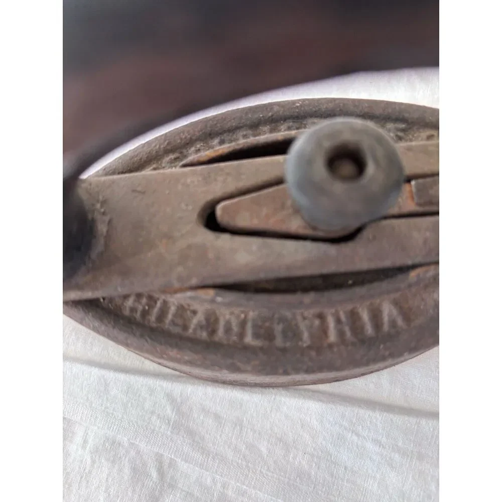 Vintage Flat Iron Solid Metal‎ 1920S Need A Good Cleaning. 2841